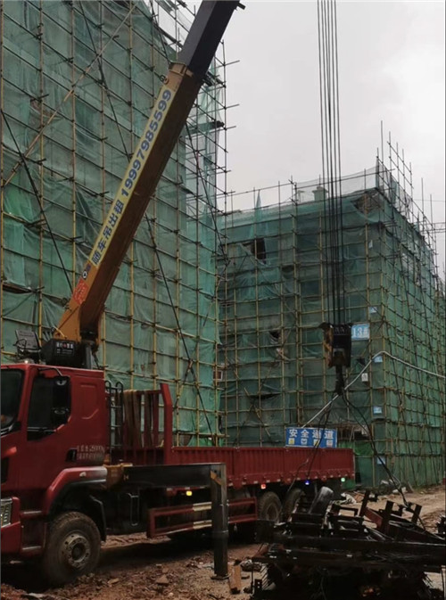 额尔古纳市“慢工细活”—— 吊车的 “微动控制” 技术